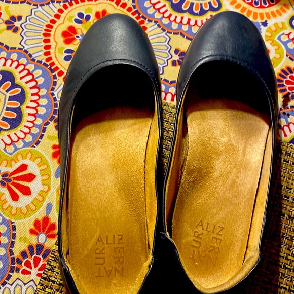 Blue Naturalizer flats. Well cushioned insoles, no slide soles  simple, classic - Picture 1 of 5